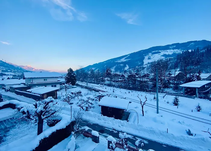 Joloisia Mit Blick Auf Planai *
